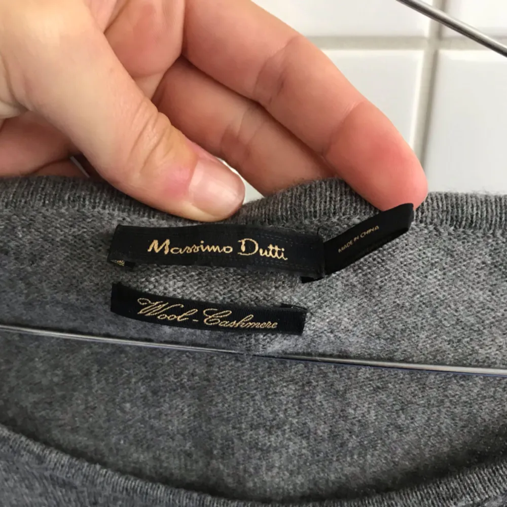 Grå härlig klänning från Massimo Dutti. Material ylle och cashmere. Perfekt nu till hösten 🍁 Pris inklusive frakt :) . Klänningar.