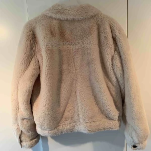  - Mjuk beige pälsjacka med bruna knappar använd fåtal gånger