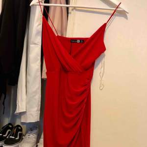 Röd klänning med slits, väldigt bekväm. Oanvänd 