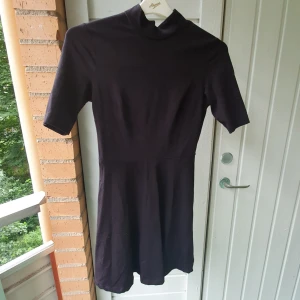  - Svart klänning med skater skirt i storlek XS.