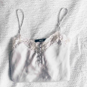  - Vacker romantisk topp från bikbok. Silvergrå. Något ”noppig” se bifogad bild. Inget jag tänkt på innan jag zoomade in då den får ett fint fall och dessa inte ”sticker ut”.  