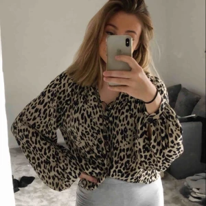  - Jättefin Leo-mönstrad blus från Gina! Knapp använd!💕💕