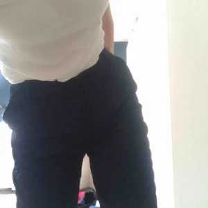  - Snygga kostymaktiga byxor från Carin Wester, mörkblå med hyskor för skärp! Köparen står för frakten men kan också mötas upp i Lund :)