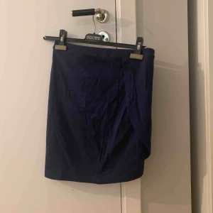  - Oanvänd kjol i storlek XS. Nypris 399kr