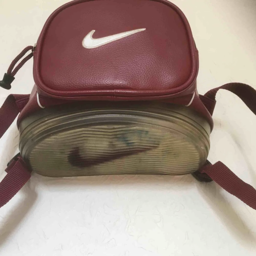 Cool Nike-ryggsäck. Inte så stor, inte heller liten. Mått: 25x35 cm. Små färgfläckar i botten( se bild 2 och 3)  men syns ej utåt!. Väskor.