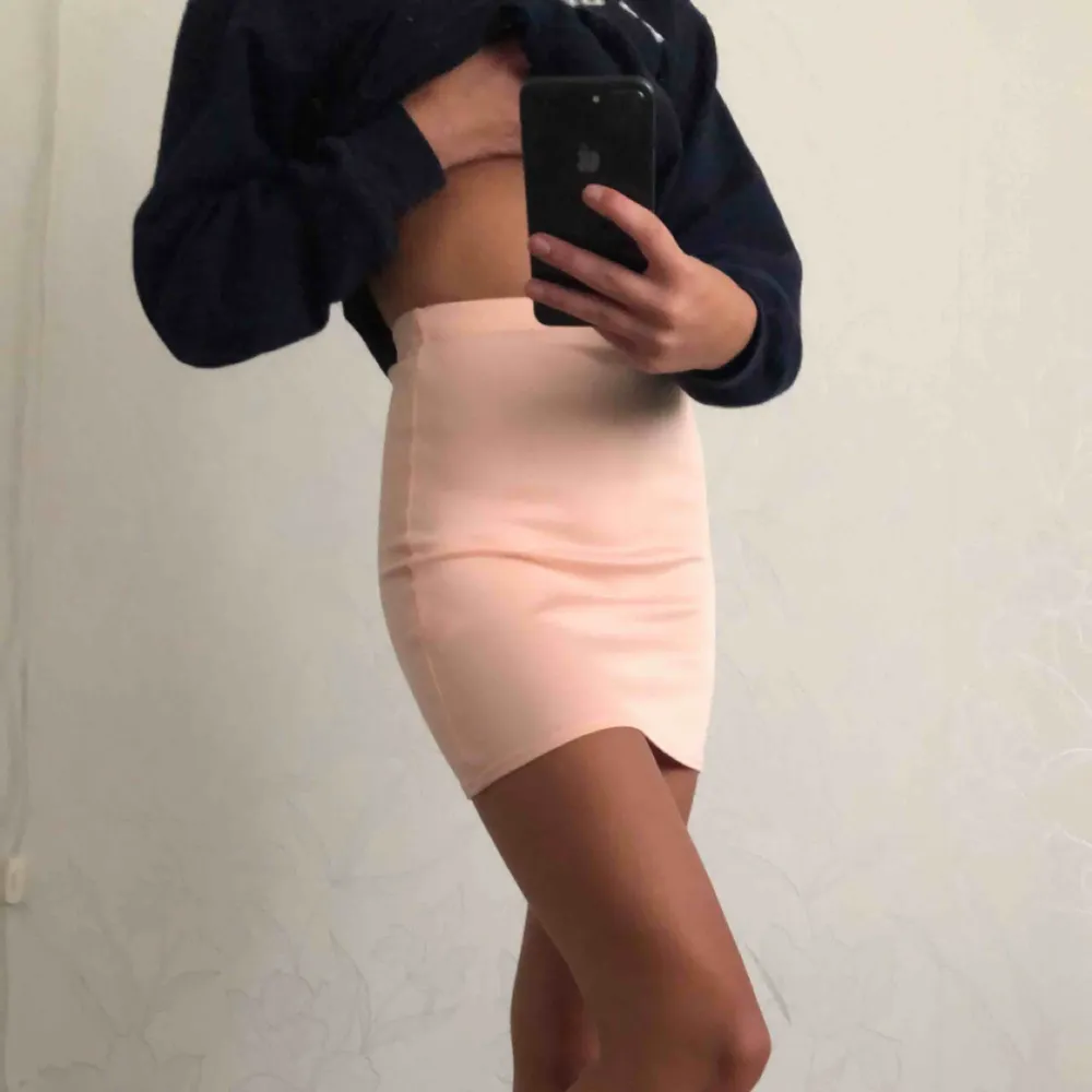 basic rosa tight kjol ifrån prettylittlething, superfin och lätt att klä både upp och ner, aldrig använd, prislapp kvar är strl 6, alltså xs men skulle även passa xxs köpare står för frakt. Kjolar.