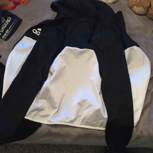  - Tröja från adidas . Frakt ingår i priset !