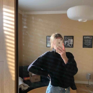  - mysig stickad tröja! fint skick! köparen står för eventuell frakt 🥰