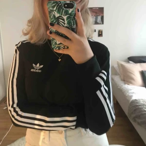  - Tröja från Adidas i ett rätt tunt tyg. Knappt använd så i mycket bra skick :)