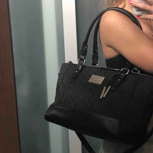  - En äkta Calvin klein väska. Köpt i New York några år sedan. Använd någon enstaka gång och sedan har väskan bara legat i min garderob. Axelband medföljer