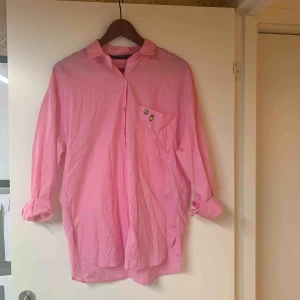 - Rosa oversize skjorta från Zara med motiv på fickan. Sparsamt använd. 