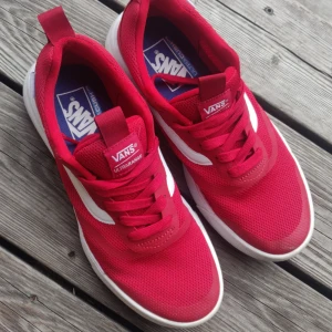  - Röda vans i storlek 40. Endast använda ett par gånger, säljes för att dem inte kommer till användning. För referenser gälla2nde storlek så har jag storlek 40 på vans modell old school och dessa är ganska rymliga i storleken på mig. Har en cm till godo framtill och mina fötter är 25cm långa. 🦊 Frakt tillkommer