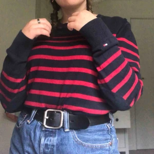  - Marinblå och röd-randig longsleeve från TH. den är typ tajt stickad, asskönt material. snygg att ha som den är eller ha under t-shirts. herr strl M, skulle säga att den är lite mindre i storleken.