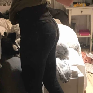  - Svarta jeans passar s, om ni vill ha bättre bilder kontakta mig privat!☺️
