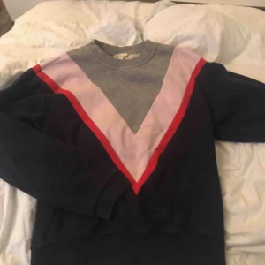  - Färgglad tjocktröja från HM. Skön och snygg, väldigt bra skick