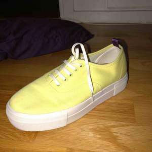 Säljer eytys sneakers i gul färg storlek 39, använda 1 gång.  Orginalpris 1000kr, priset är diskuterbart!