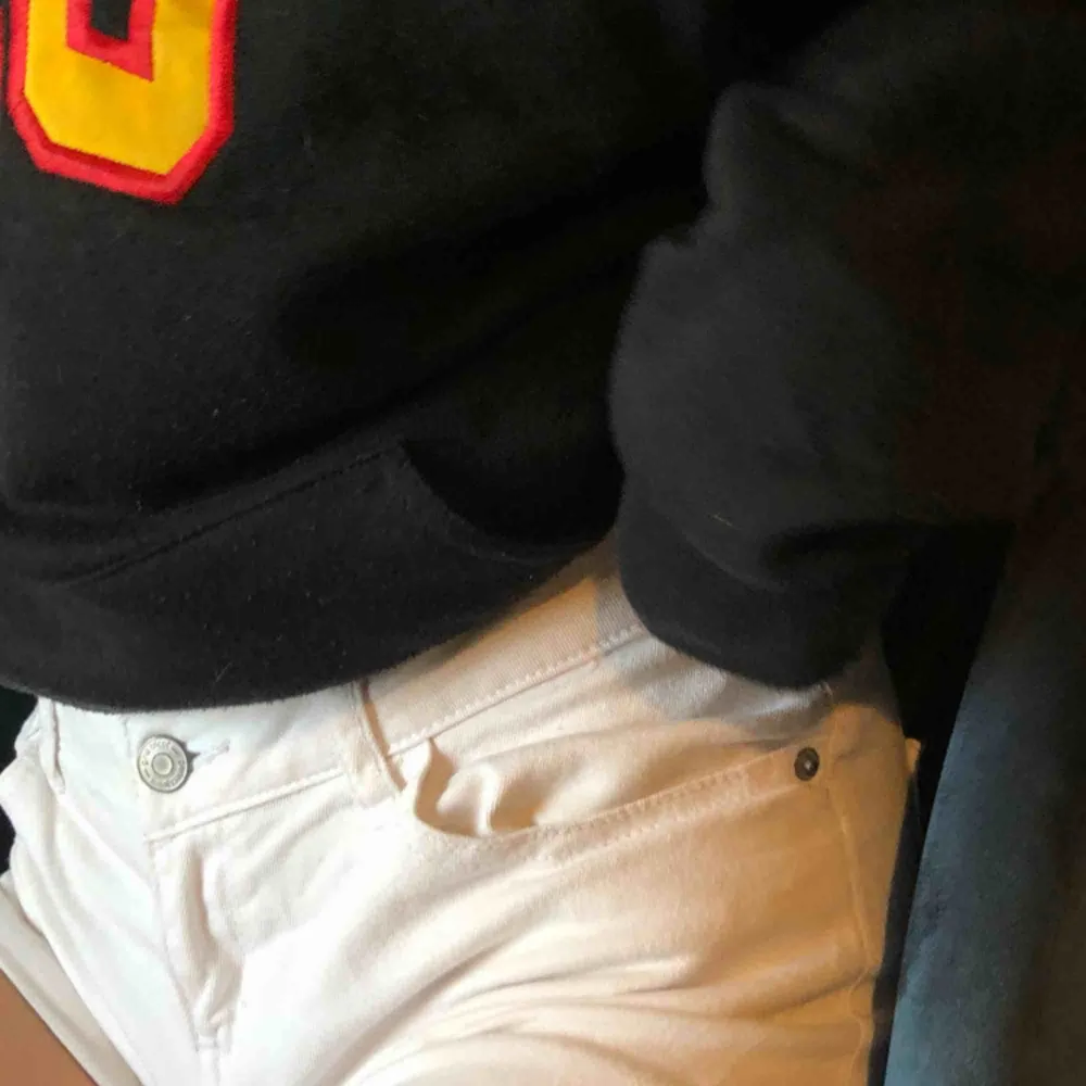 Supersnygga vita jeansshorts från Gina!! Köparen står för frakt 💛. Shorts.
