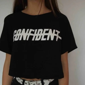  - Sjukt cool T-shirt med texten confident på. Magtröja i meshaktigt tyg. Säljer pga att jag inte använder den längre 