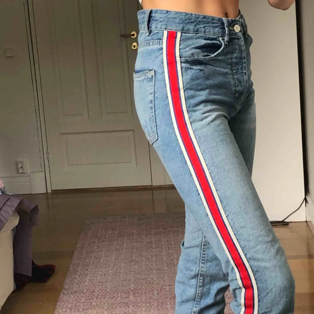 Jeans i fint skick från zara! Säljer pågrund av att de är för korta för mig som är ca 170 cm . Jeans & Byxor.