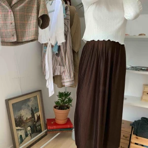  - Plisserad kjol från hm! Storlek 32 men passar även 34 och kanske 36! Endast använd 2 gånger 