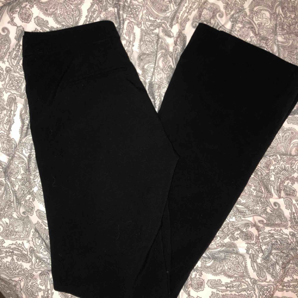 Svarta kostym bootcut byxor fickor fram men bak är det fakesydda fickor, egen gjorda hål på knäna . Jeans & Byxor.
