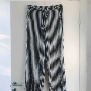  - Tygbyxor från Mango, storlek M men ganska små. 