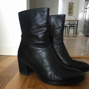  - Läckra boots i strl 37. I nyskick! Snyggt till ett par flared jeans 😍  Märke: Vagabond (bra kvalitet) 