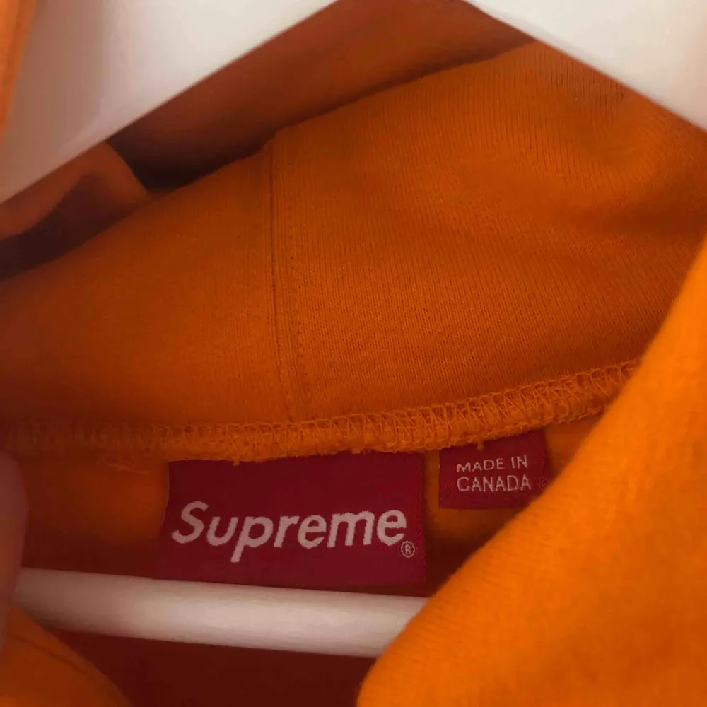 En supreme hoodie som köptes i supreme butiken i New york i Juli. Jätte bra cond. Kvitto och påse finns . Hoodies.
