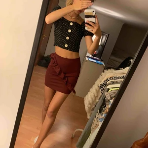  - Vinröd kjol från Kenzas företag, Ivy Revel. Fin volang och stretchig. Säljer för 50kr + 42kr frakt.