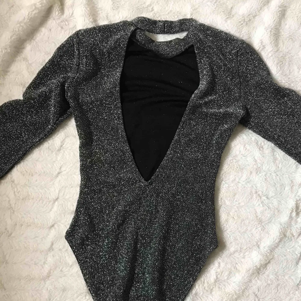 Glitterbody från H&M, använd 1 eller 2 gånger Knäpps med knappar mellan benen Köparen står för frakt.  Kika gärna in på min profil, har massvis med annonser ute!. Toppar.