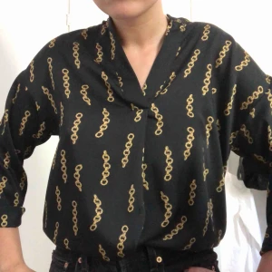  - Supercool skjorta/blus från Zara! Använd några gånger men superfint skicka. Möts upp i Stockholm!