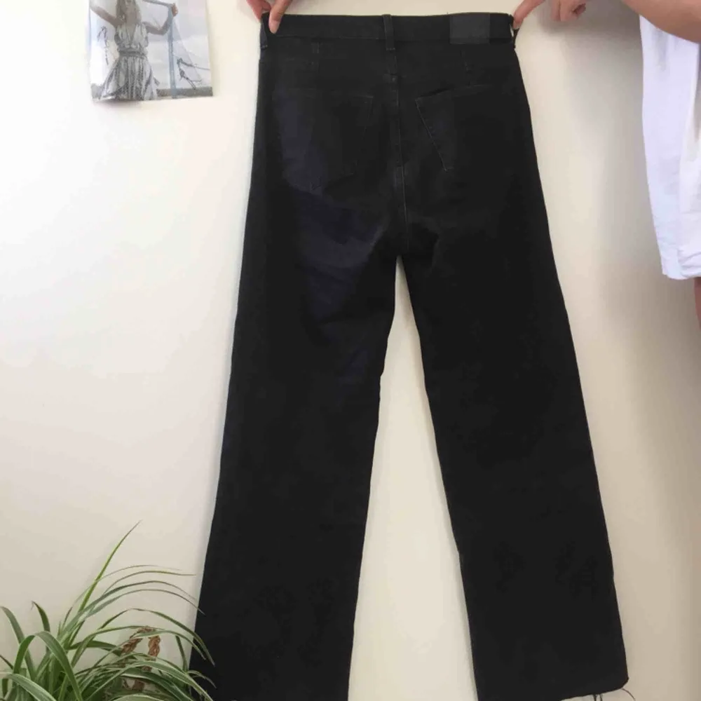 Svarta vida jeans som är avklippta ca 1 cm längst ner. Köpta från weekday för 500 kr, i modellen Ace.. Jeans & Byxor.
