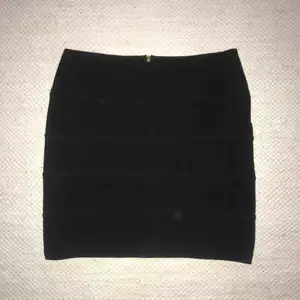 Svart ribbad kjol från Topshop i stl. 38