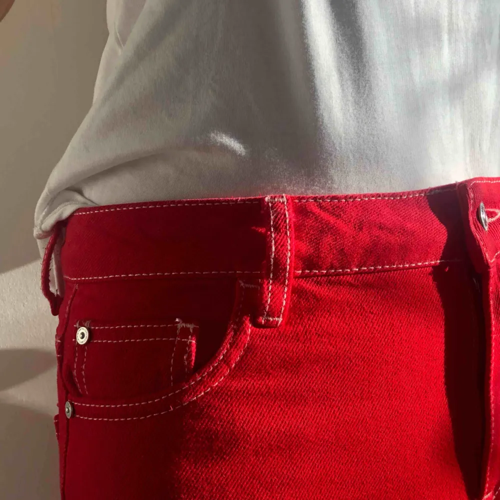 Helt oanvända, säljes pga för små för mig. Röda jeans med vita sömmar från Mango. Köpta på Na-Kd för ca 400kr. (Slutsålda överallt)🥰 (köparen står för fraktkostnaden). Jeans & Byxor.