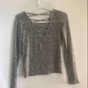  - Jättesöt tröja med snörning i ryggen, 80kr + 36kr frakt, använder mig utav swish😋