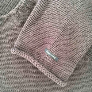  - Snygg mörkblå stickad tröja från Boomerang! Passar någon mellan XS-M skulle jag säga. Färgen syns bäst på de två sista bilderna! Kan skicka eller mötas i Uppsala, köpare står för ev frakt :)