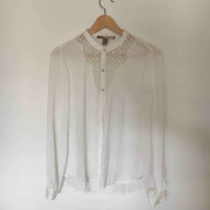  - Fin vit blus med spetsdetalj! Knappt använd. Kan skickas mot frakt eller mötas upp i Uppsala!