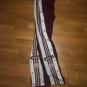  - Helt oanvända vinröda popperpants från adidas. Säljes pga fel storlek.   Köpare står för frakt 