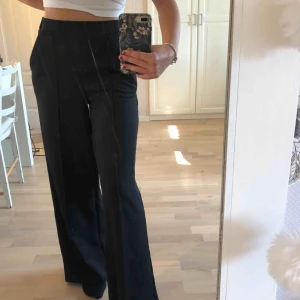  - Kostym(ish)byxor från Gina tricot väldigt mjuka och mysiga, lite stora för mig så passar nog bättre på en som vanligtvis har storlek M skulle jag säga.  Frakt: 60kr