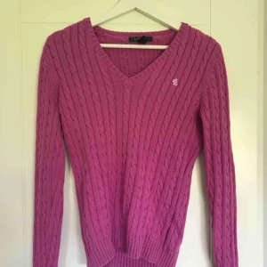  - Rosa kabelstickad tröja från Ralph Lauren. Mycket bra skick! Passar XS/S.