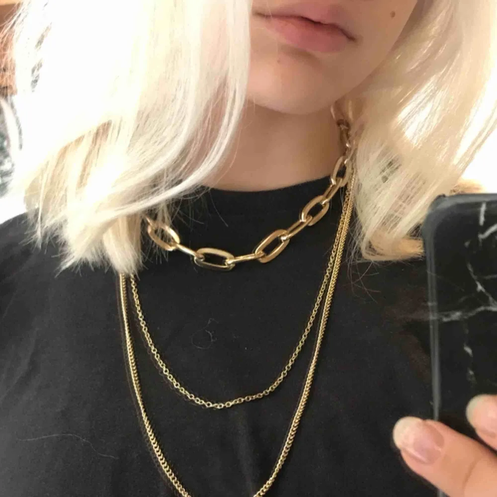 Skitsnyggt halsband med 3 kedjor som sitter ihop.  (Inte äkta guld). Accessoarer.