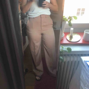  - Rymlig 34. Så fin passform, sitter bra upptill och vida ben som lägger sig snyggt på skorna. Säljer tillhörande jacka/kavaj. 