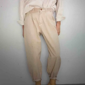  - Beiga baggy jeans med hög midja från ZARA. Endast testade. Säljer då det inte satt så snyggt på mig som jag hade hoppats.