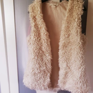  - Mysig väst i fejkpäls. Mycket gott skick, använd fåtal gånger. 