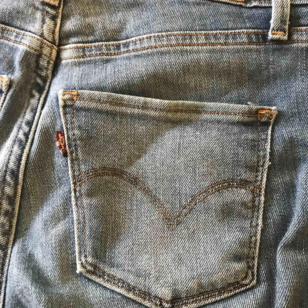 Ett par High Rise Skinny Levis byxor i mycket bra skick. Sälje pga för små. Frakt tillkommer.. Jeans & Byxor.