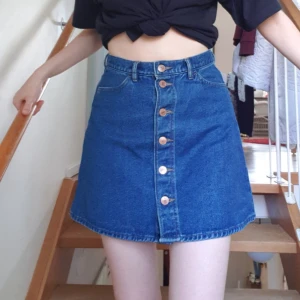  - Jeanskjol från Monki strlk 36 med knappar fram. I bra kvalitet, äkta denimkänsla.  Kan mötas upp i Sthlm eller frakta. Svarar gärna på frågor om plagget. :)