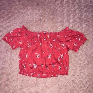  - Jätte söt topp , helt oanvänd, passar även till dem som har storlek XS 