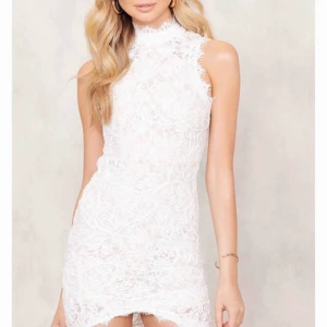  - Använt denna klänningen en gång, så den är som ny! Jag tycker den är liten i storleken då jag vanligtvis använder S och den sitter bra på mig!   