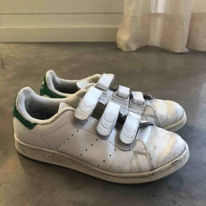  - Sneakers från Adidas Stan Smith modellen.  Använda mycket men fortfarande i väldigt bra skick.  Storlek 40