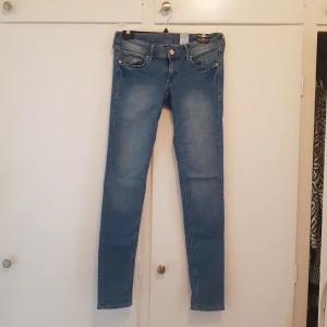  - Nyskick jeans från H&M Storlek W29/32  